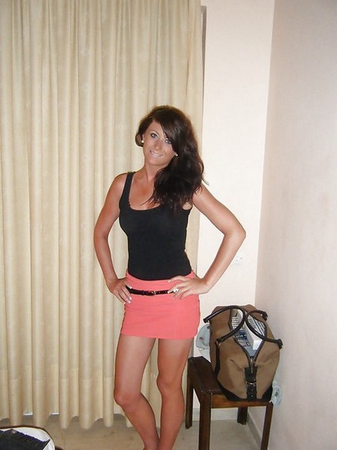 Belle brunette cherche une bite à sucer